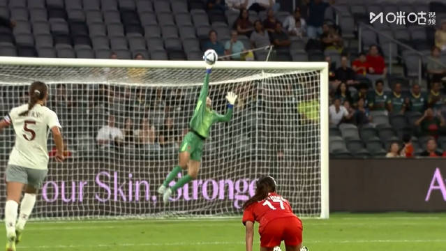 后卫奉献神勇扑救,阻止对手破门而入